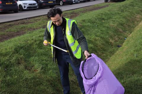 Litter picking in Holtspur