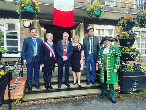 Jackson with the Mayor and Deputy Mayor of Langres (tricolour sash), the then Mayor of Beaconsfield in chain and the town crier on the Town Hall steps
